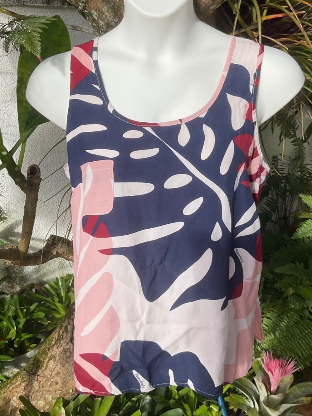 Manuheali’i Women’s Top Size L